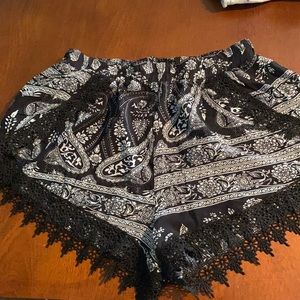 Black and white printed lace shorts